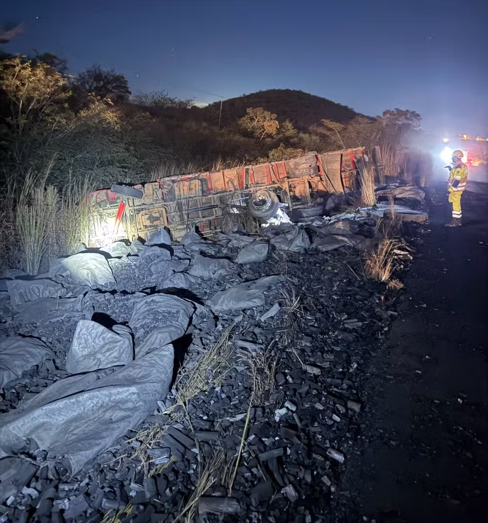 Acidente deixa carga de carvão espalhada na BR-251, na Serra de Francisco Sá